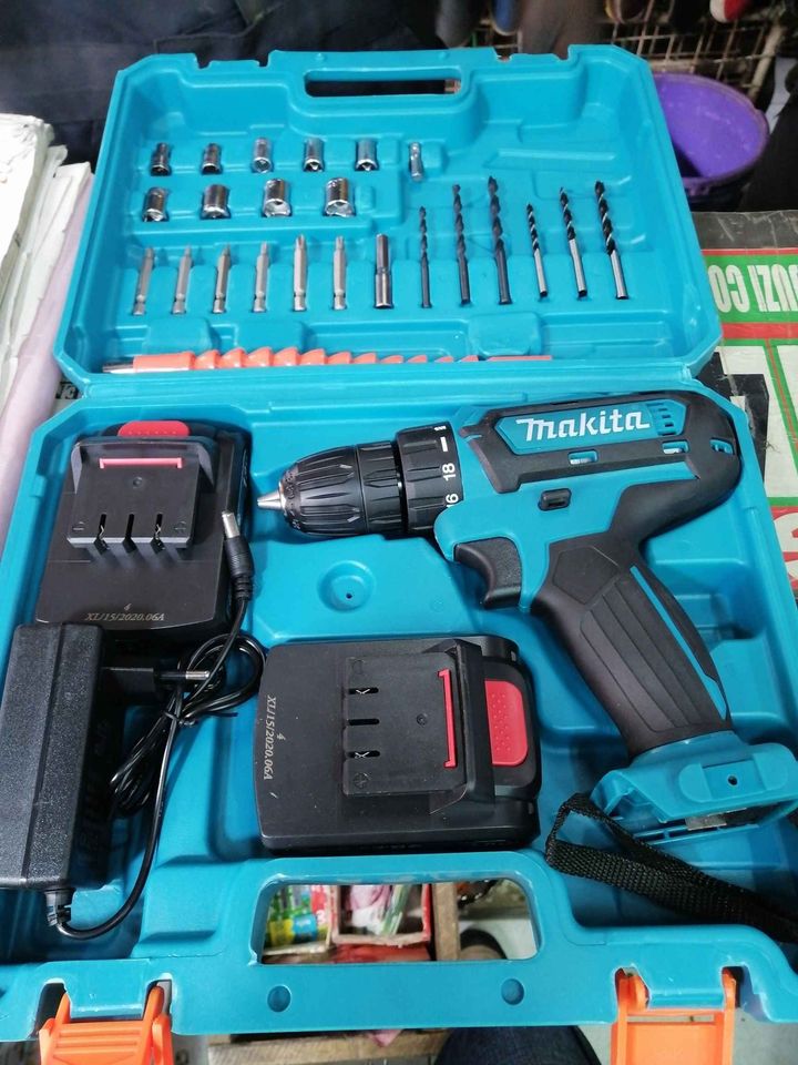 MAKITA 18V CORDDRESS WITH BITS