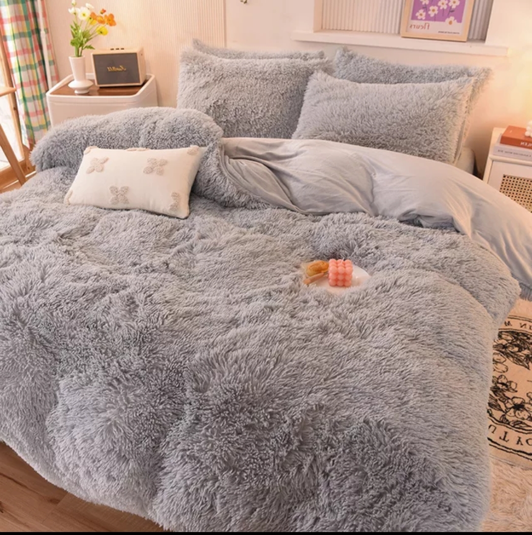 Screenshot_2022-06-26-22-16-07-51_a04944f99a062af0791c9039e89fa6b9.jpg Velvet plush Fluffy Duvet set*